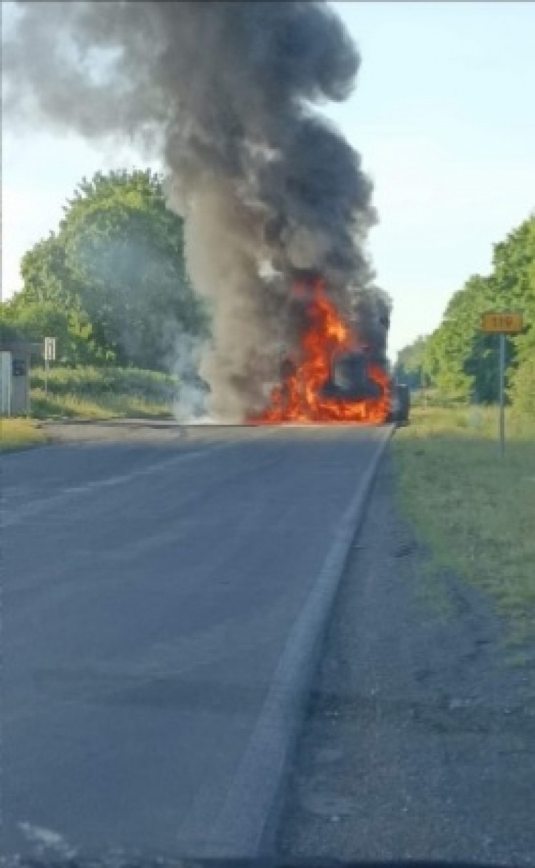 W Trzcinnej na starej s3 płonie harwester