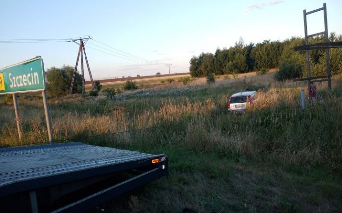 Kierowca zasnął za kierownicą. W aucie trójka dzieci.