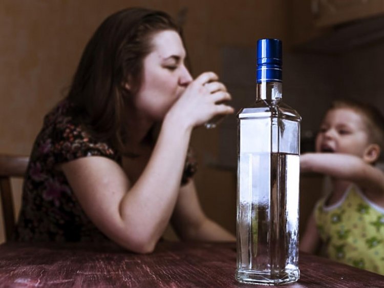 Poszła z dzieckiem do sklepu będąc pod działaniem alkoholu.